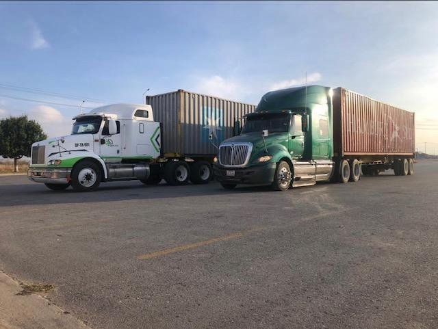 Dos tractocamiones de Os Logistics con contenedores